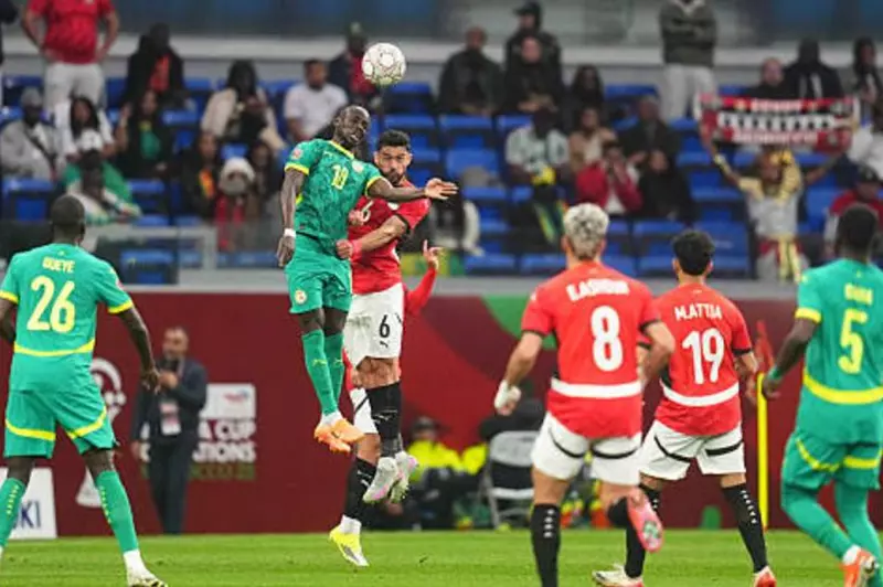 "لماذا تلعب كرة قدم قائمة على الخوف؟".. كاتب بريطاني ينتقد طريقة حسام حسن مع منتخب مصر 